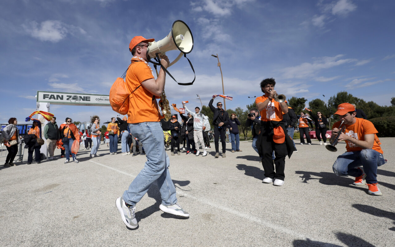 Aficionados del Valencia Basket celebran en la Fan Zone de la Copa de la Reina 2026.