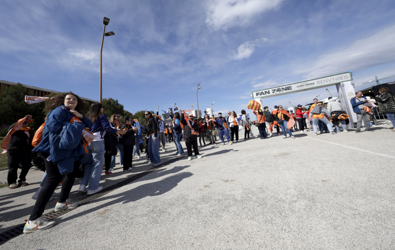 Aficionados del Valencia Basket celebrando en la Fan Zone de la Copa de la Reina 2026.