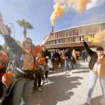 Celebración del Valencia Basket femenino con humo naranja y banderas