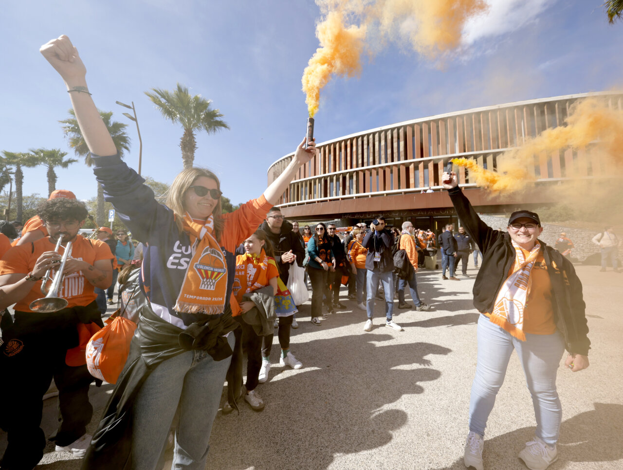 Celebración del Valencia Basket femenino con humo naranja y banderas