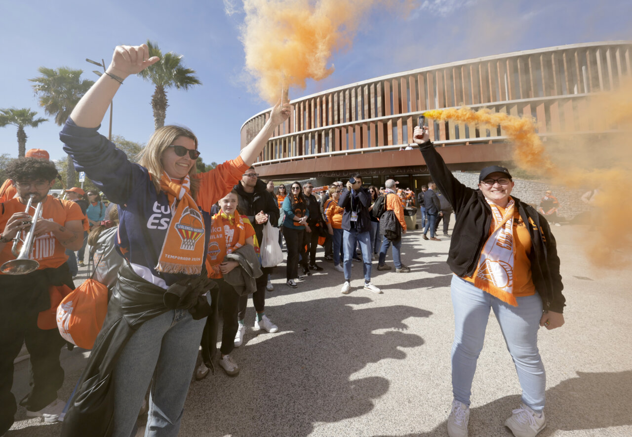 Aficionados del Valencia Basket celebran con humo naranja tras ganar la Copa de la Reina 2026.