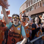 Aficionados del Valencia Basket celebrando la victoria en la Copa de la Reina 2026.