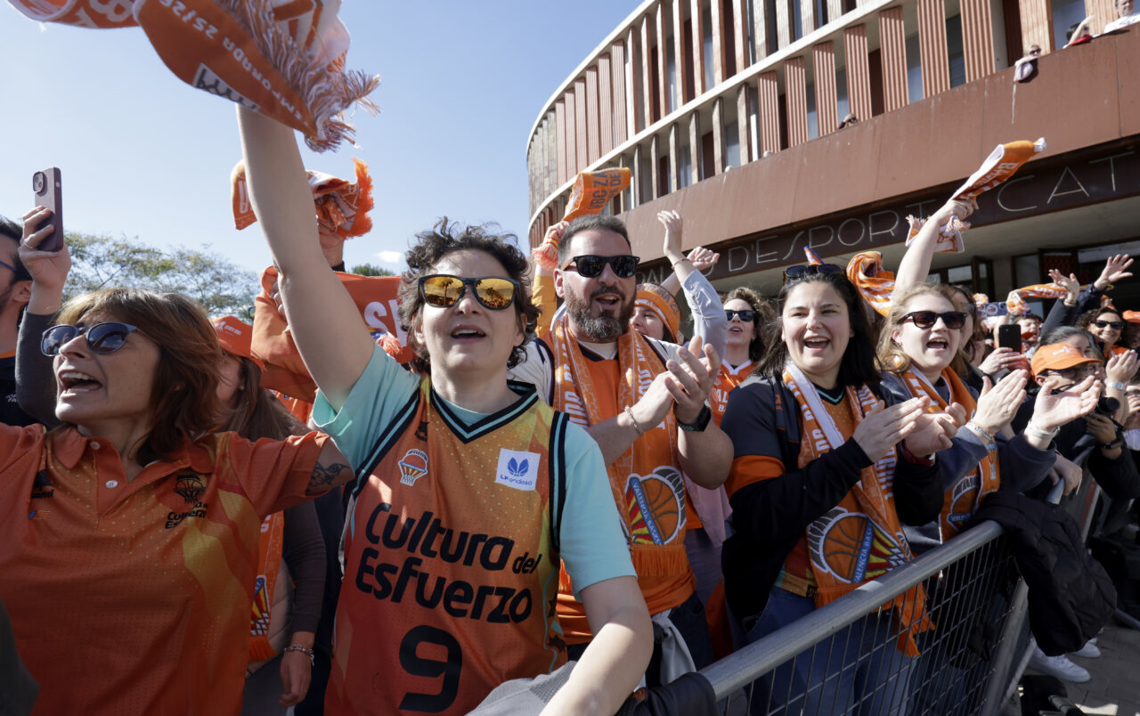 Aficionados del Valencia Basket celebrando la victoria en la Copa de la Reina 2026.