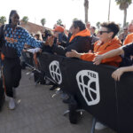 Jugadora de Valencia Basket saludando a los aficionados tras ganar la Copa de la Reina