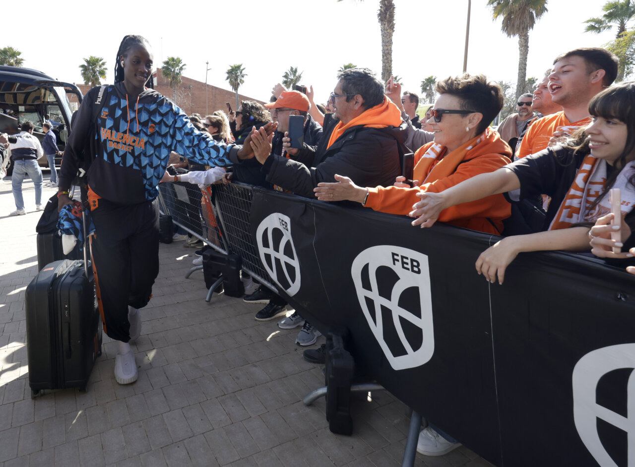 Jugadora de Valencia Basket saludando a los aficionados tras ganar la Copa de la Reina