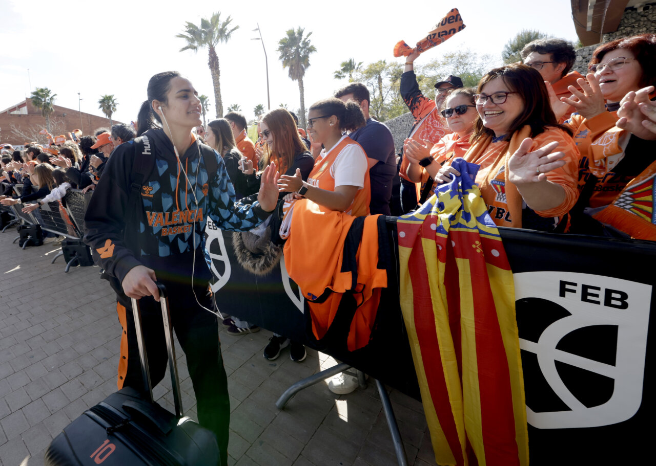 Jugadora de Valencia Basket interactuando con aficionados tras la victoria en la Copa de la Reina 2026.
