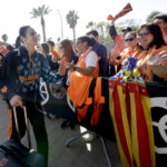 Jugadora de Valencia Basket saludando a los aficionados tras ganar la Copa de la Reina