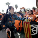 Jugadora de Valencia Basket interactuando con aficionados durante la celebración.
