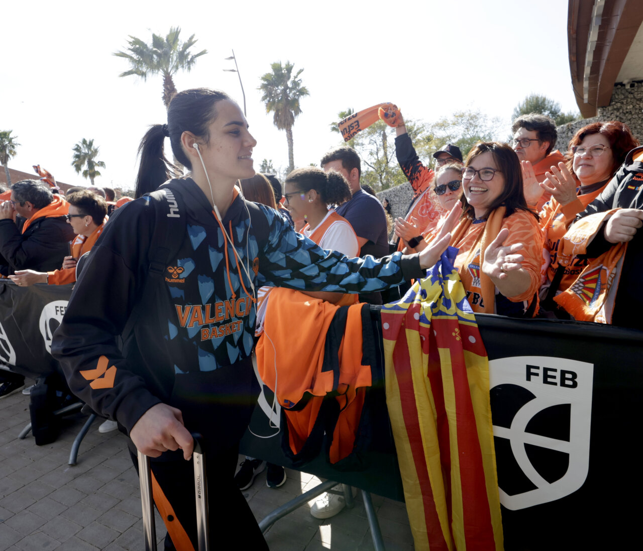 Jugadora de Valencia Basket interactuando con aficionados durante la celebración.