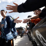 Jugadora de Valencia Basket saludando a los aficionados tras la victoria.