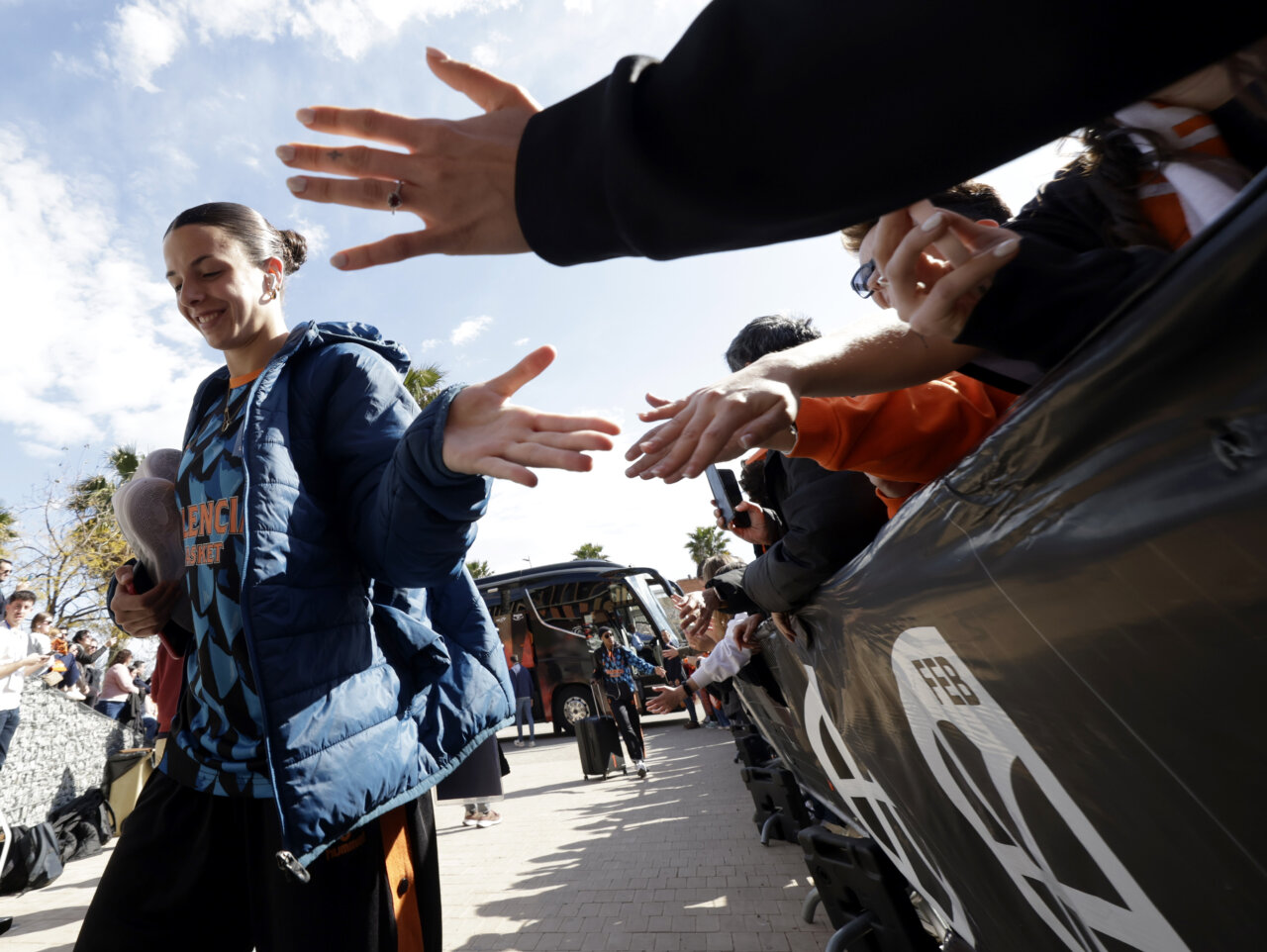 Jugadora del Valencia Basket saludando a los aficionados tras ganar la Copa de la Reina