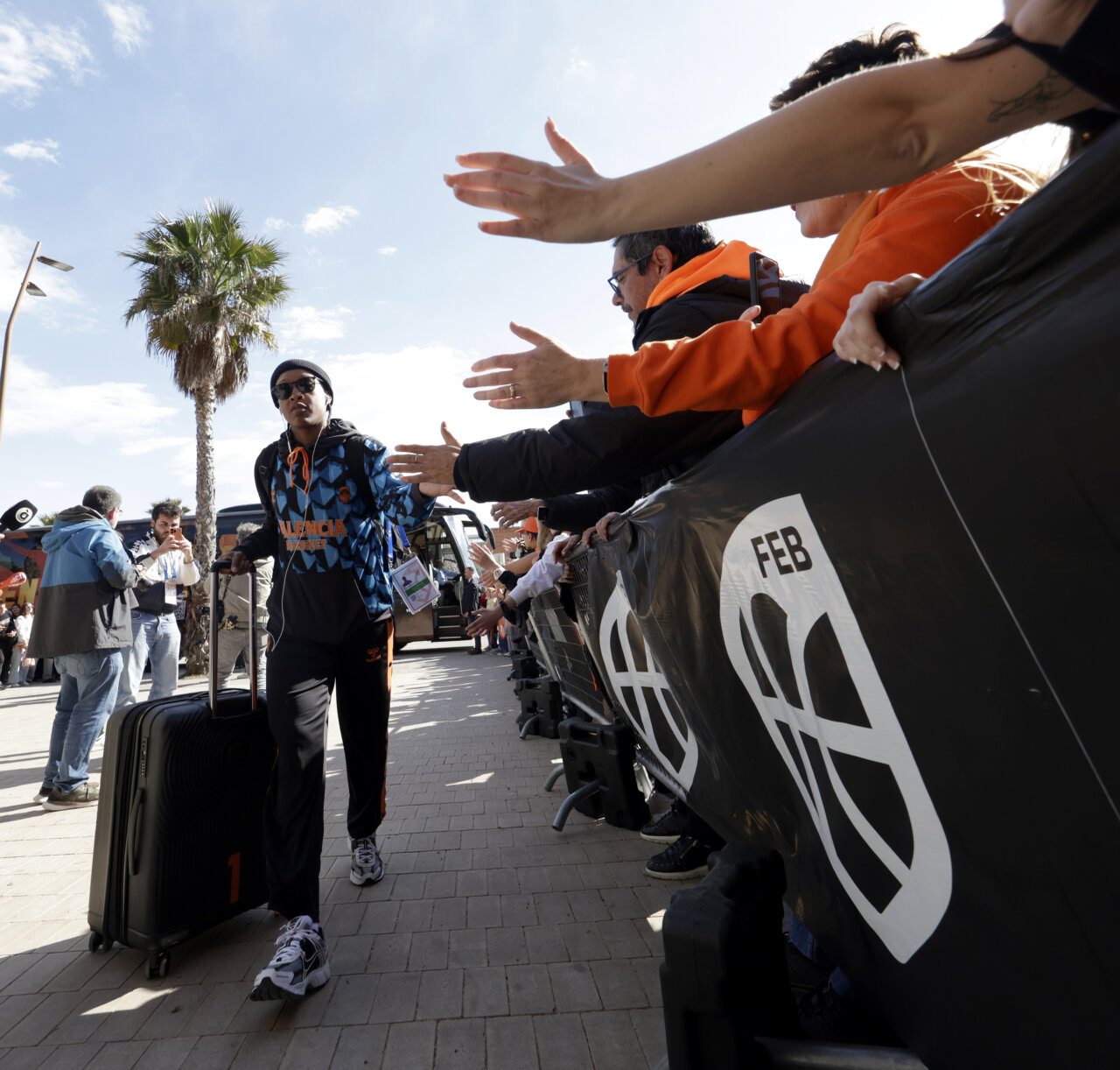 Jugadora del Valencia Basket llegando a la celebración tras ganar la Copa de la Reina 2026.