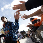 Jugadora de Valencia Basket saluda a los aficionados durante la celebración.