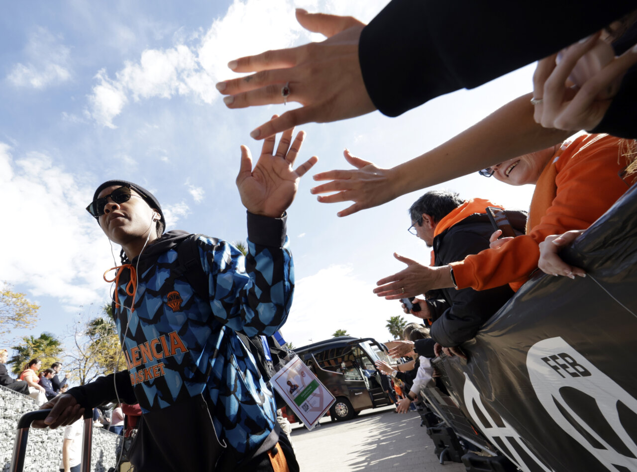 Jugadora del Valencia Basket saludando a los aficionados en la Copa de la Reina 2026