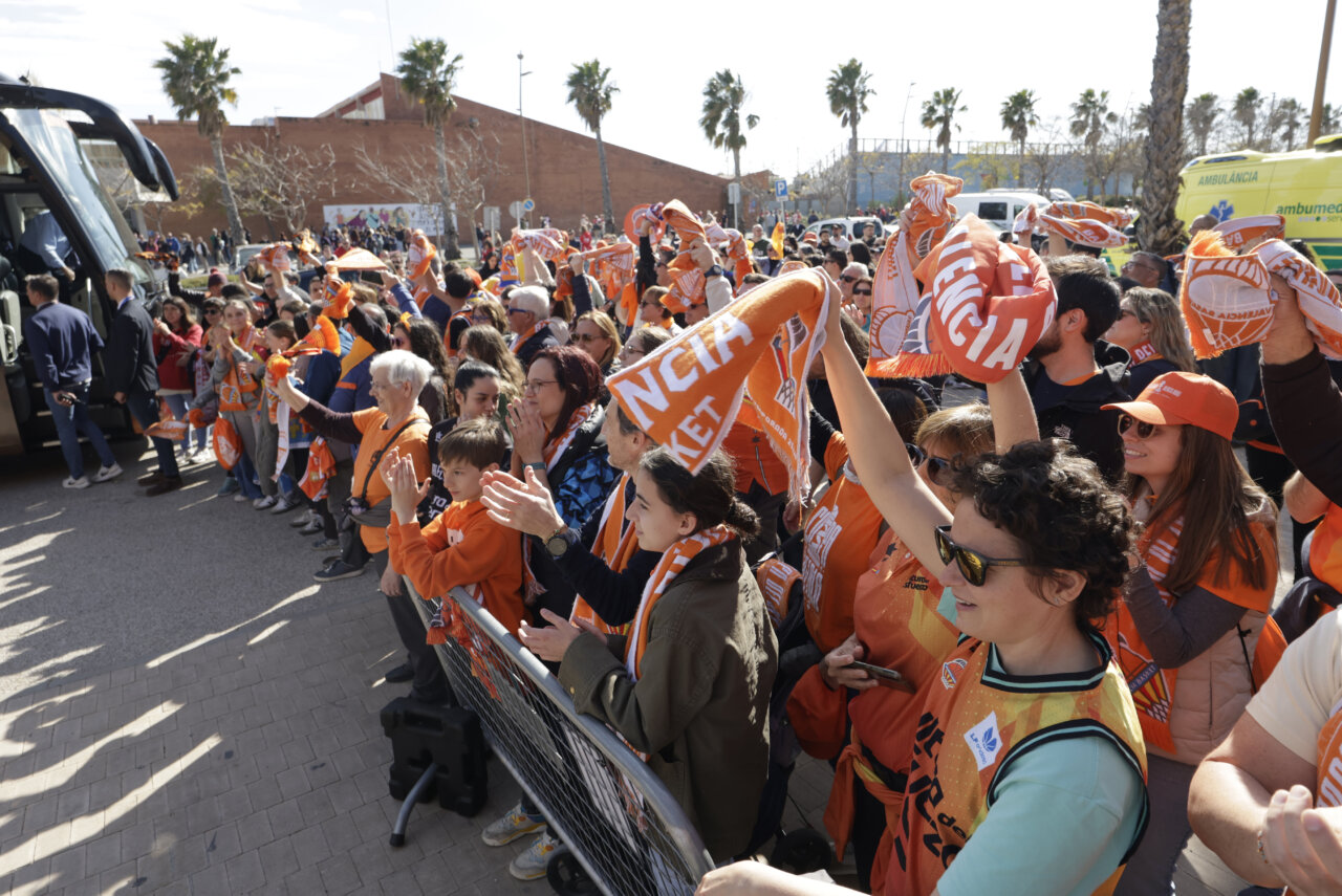 Aficionados del Valencia Basket celebran la victoria en la Copa de la Reina 2026.
