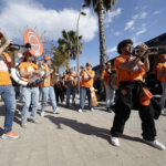 Aficionados de Valencia Basket celebran la victoria en la Copa de la Reina 2026 con música y alegría.
