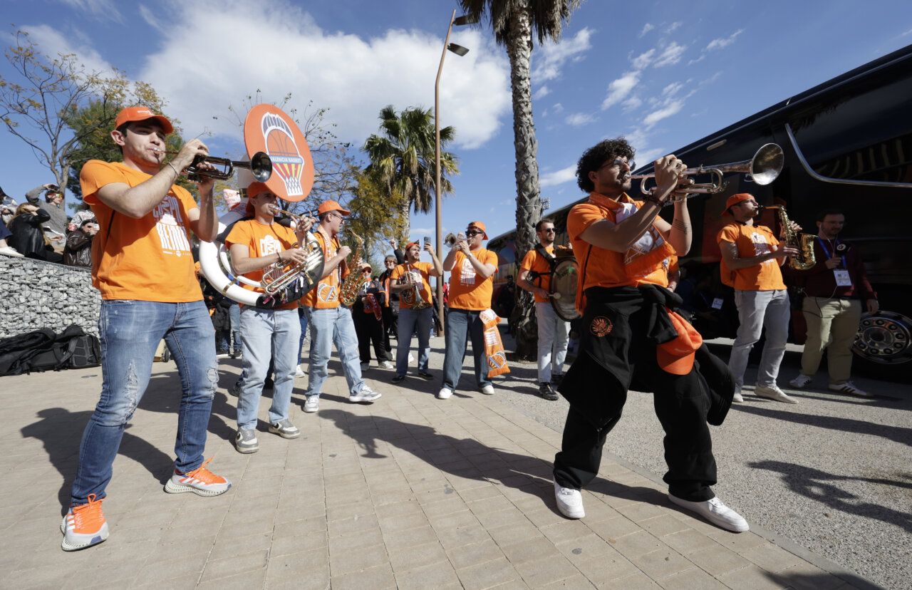 Grupo de músicos animando a Valencia Basket en la Copa de la Reina 2026