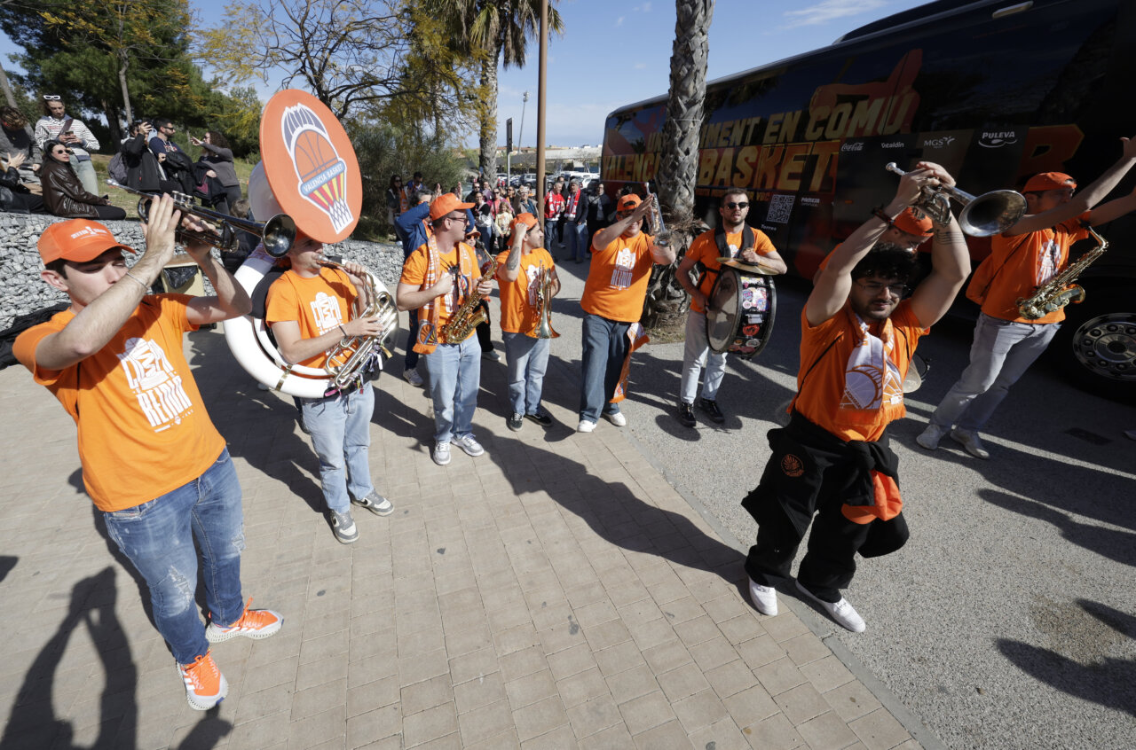 Grupo de músicos celebrando la victoria del Valencia Basket en la Copa de la Reina 2026.
