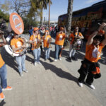 Grupo de músicos animando a Valencia Basket en la celebración