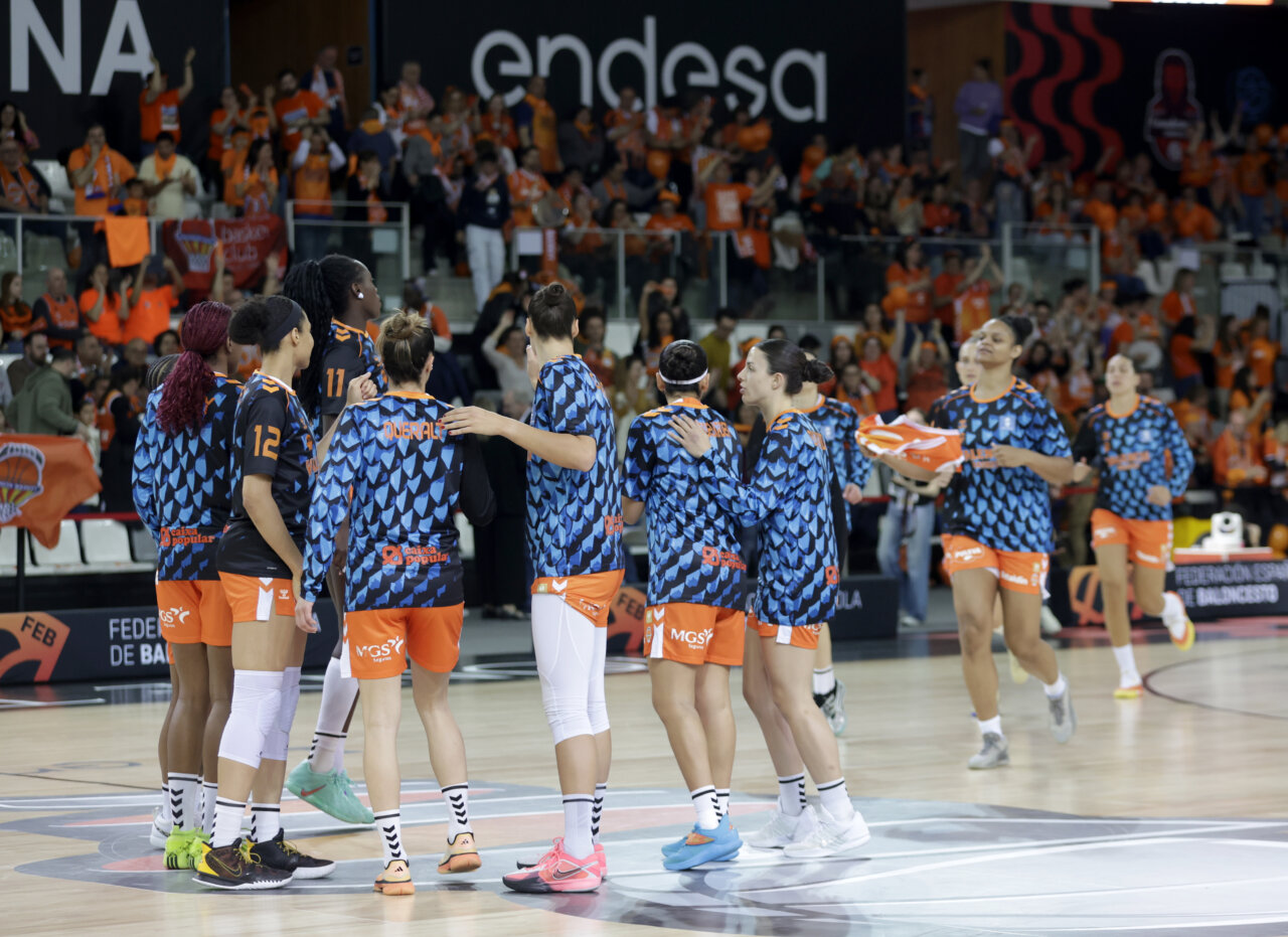 Jugadoras del Valencia Basket femenino celebran su victoria en la Copa de la Reina 2026.