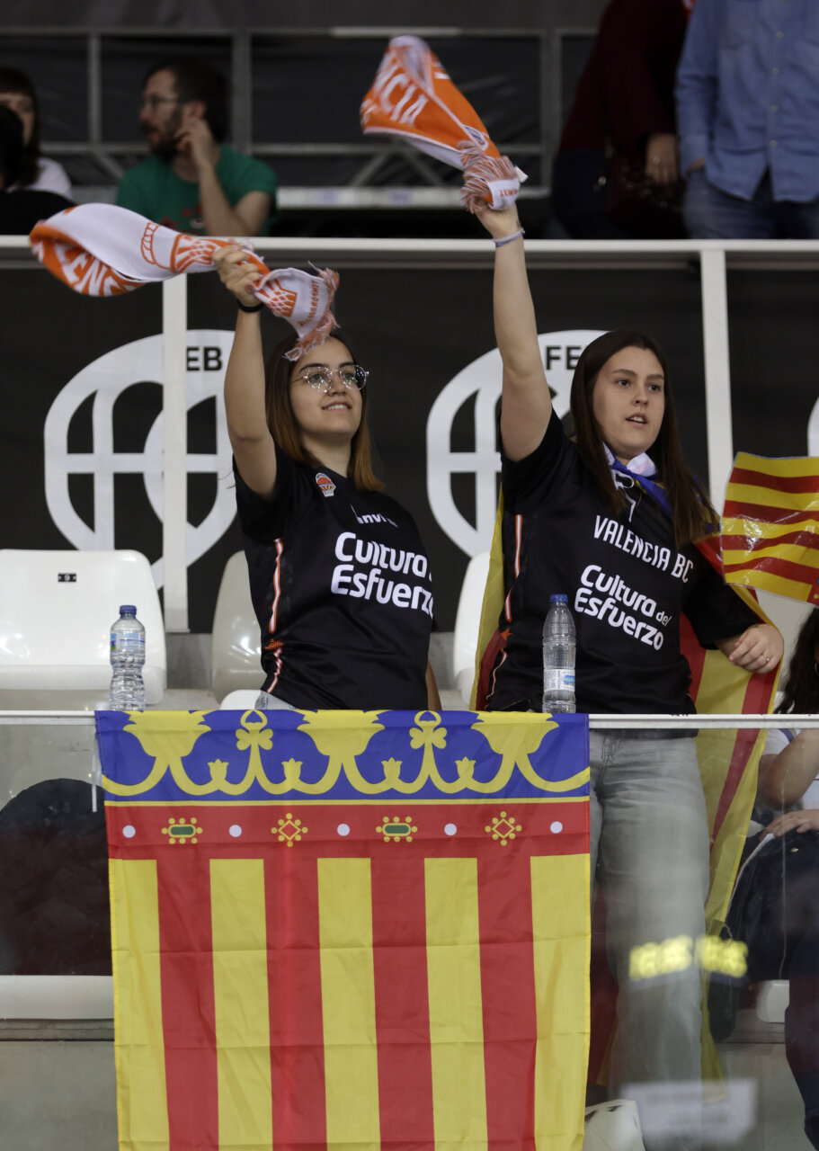 Aficionadas del Valencia Basket celebrando la victoria en la Copa de la Reina 2026