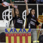 Aficionadas del Valencia Basket celebrando con banderas y bufandas