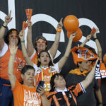 Aficionadas del Valencia Basket celebran la victoria en la Copa de la Reina 2026.
