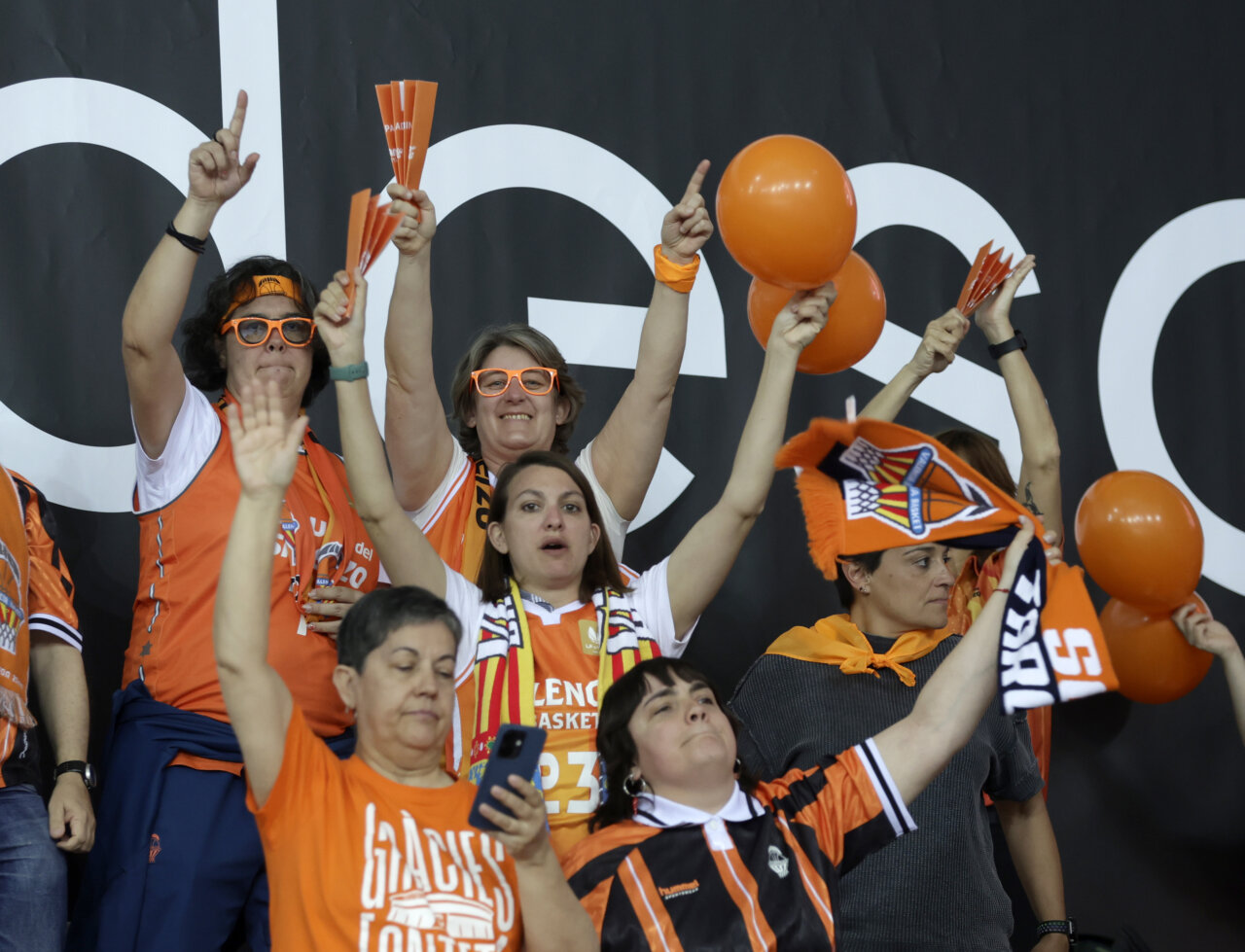 Aficionadas del Valencia Basket celebran la victoria en la Copa de la Reina 2026.