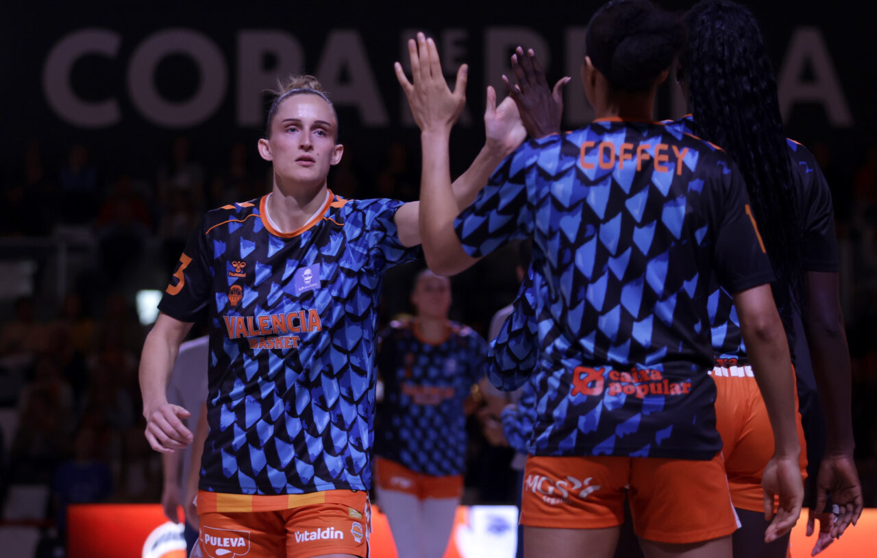 Jugadoras del Valencia Basket celebrando su victoria en la Copa de la Reina 2026.