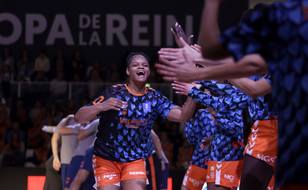 Jugadora del Valencia Basket celebrando en la Copa de la Reina 2026