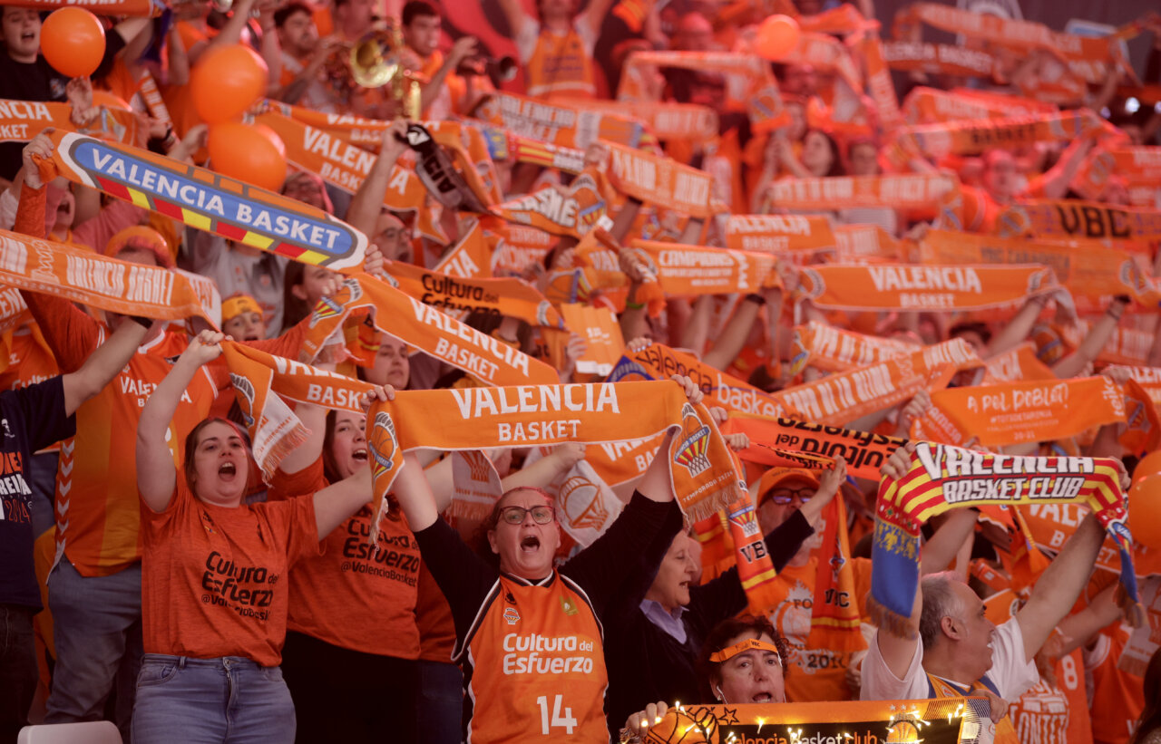 Aficionados del Valencia Basket celebrando la victoria en la Copa de la Reina 2026