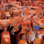 Aficionados del Valencia Basket celebran con bufandas en la Copa de la Reina 2026