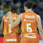Jugadoras de Valencia Basket celebrando su victoria en la Copa de la Reina 2026