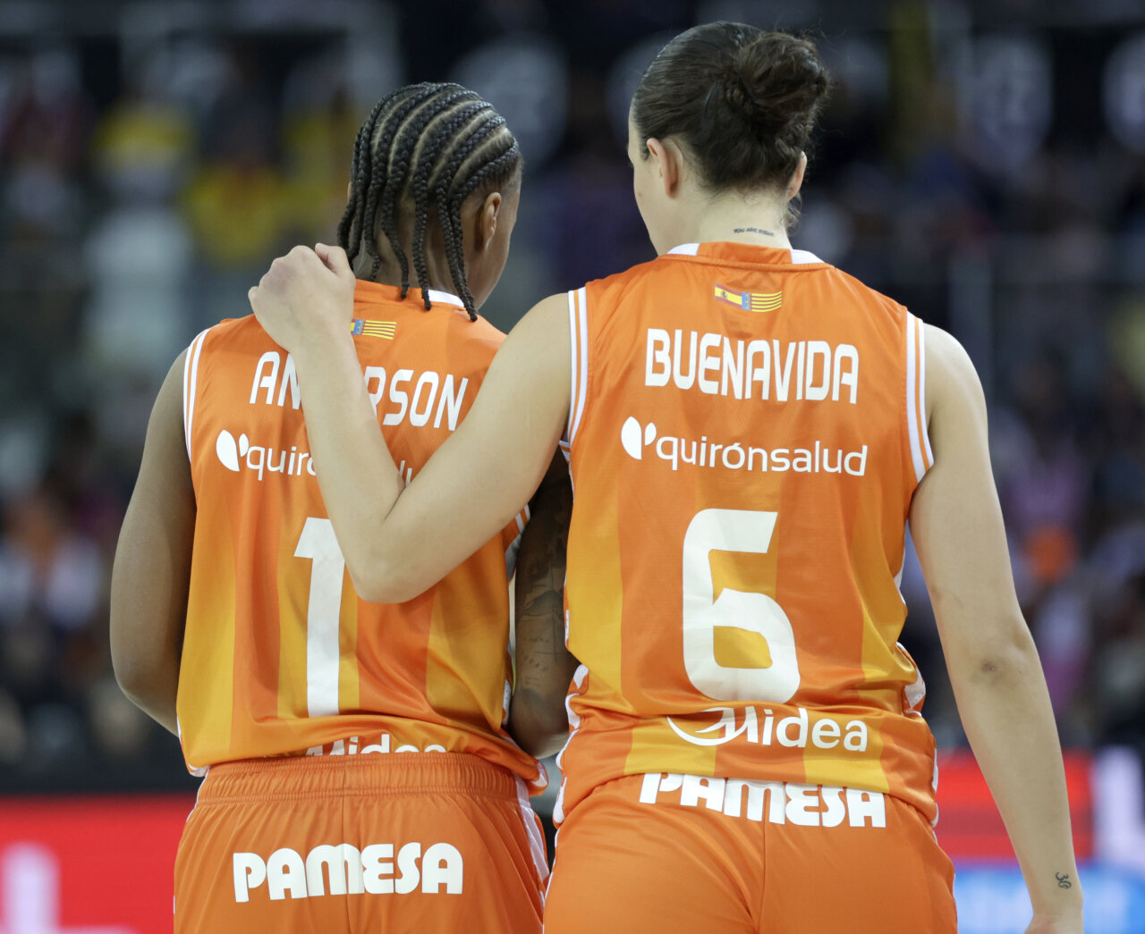Jugadoras del Valencia Basket femenino celebrando su victoria en la Copa de la Reina