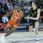 Jugadora de Valencia Basket driblando el balón durante un partido