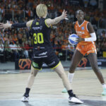 Jugadoras del Valencia Basket en la Copa de la Reina 2026 durante un partido emocionante.