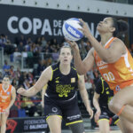 Jugadora de Valencia Basket lanzando a canasta en la Copa de la Reina