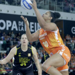 Jugadora de Valencia Basket lanzando el balón en la Copa de la Reina 2026