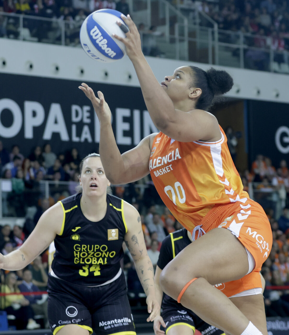 Jugadora de Valencia Basket lanzando el balón en la Copa de la Reina 2026