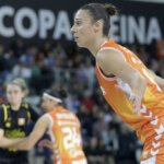 Jugadora del Valencia Basket femenino en acción durante la Copa de la Reina 2026.