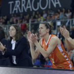 Entrenadoras y jugadoras del Valencia Basket celebrando un momento del partido