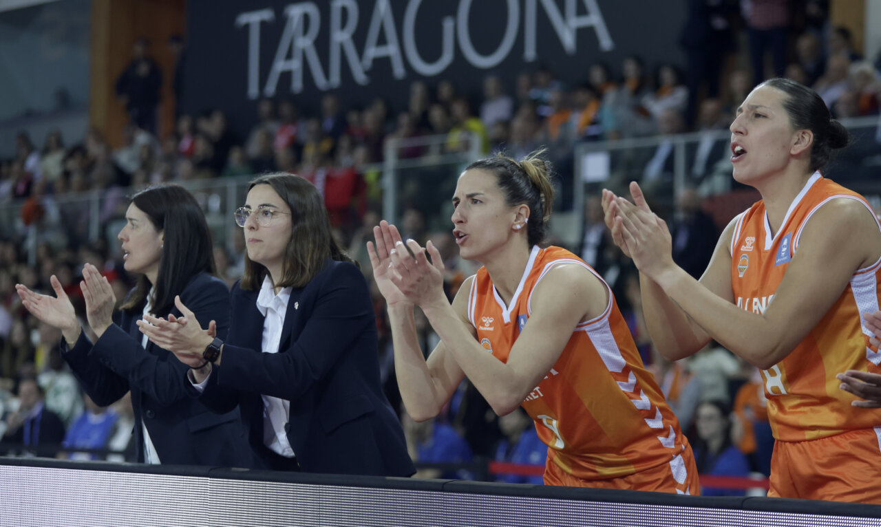 Entrenadoras y jugadoras del Valencia Basket celebrando un momento del partido