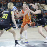 Jugadoras del Valencia Basket femenino en acción durante la Copa de la Reina 2026.