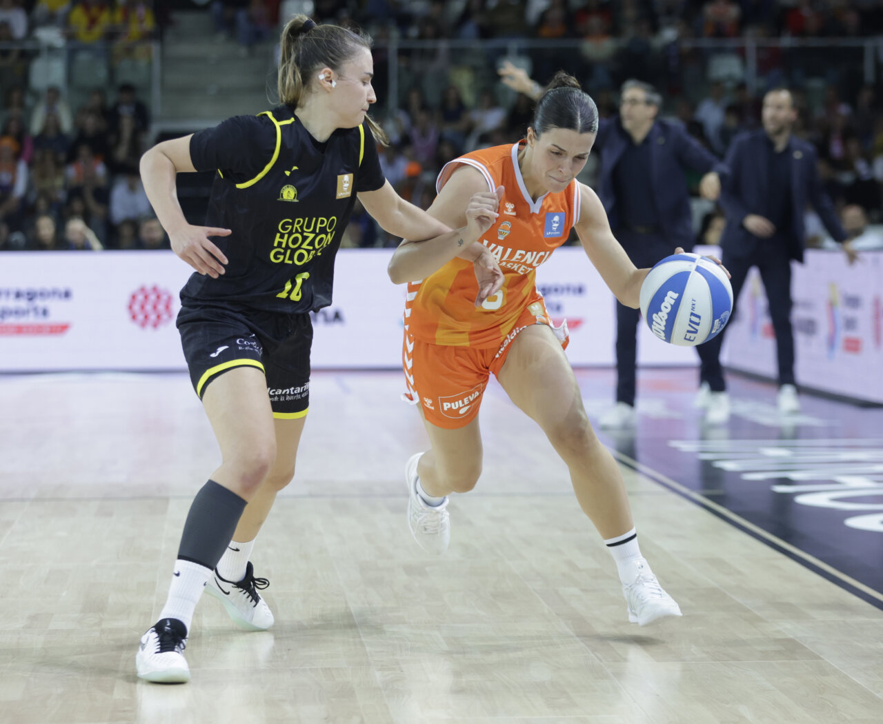 Jugadora del Valencia Basket en acción durante la Copa de la Reina 2026.