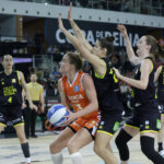 Jugadoras de Valencia Basket en acción durante la final de la Copa de la Reina.