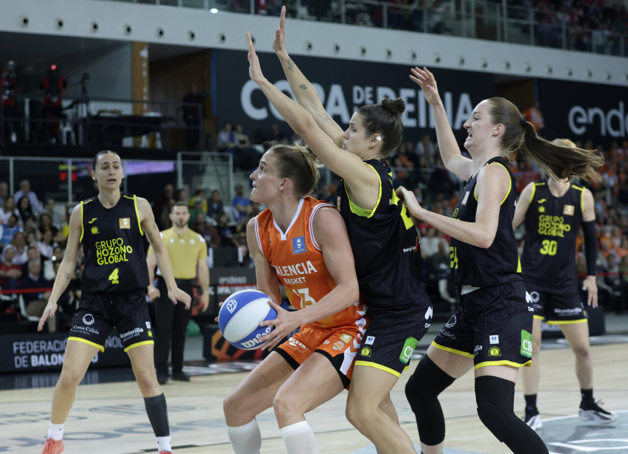 Jugadoras de Valencia Basket en acción durante la final de la Copa de la Reina.