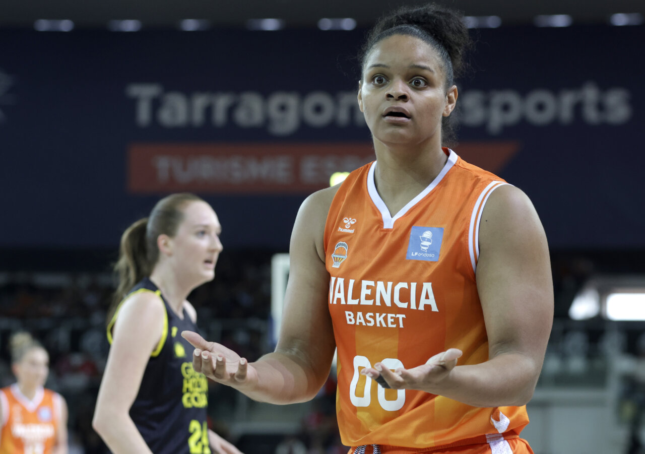 Jugadora de Valencia Basket en acción durante la Copa de la Reina 2026