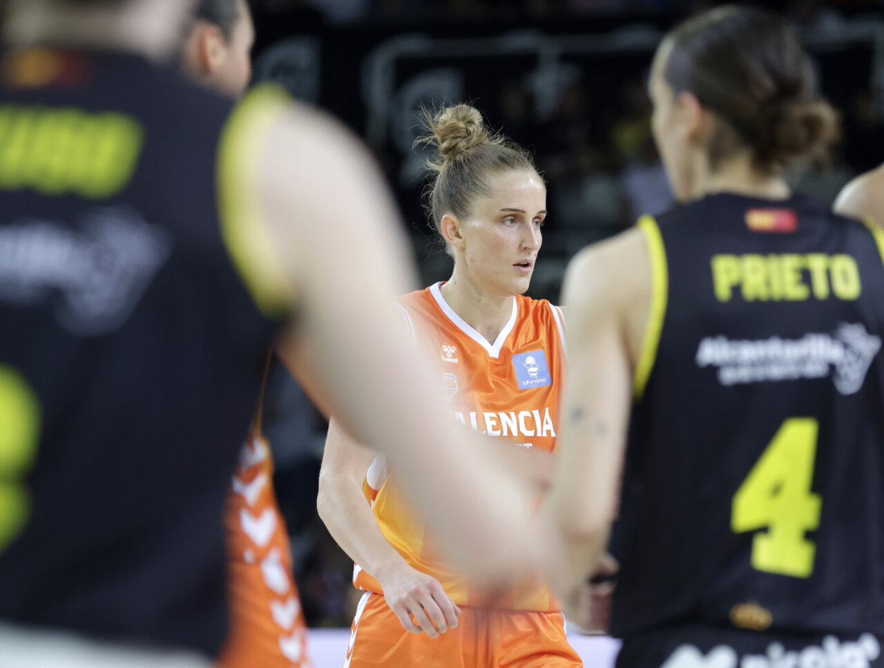 Jugadora del Valencia Basket en la Copa de la Reina 2026 durante un partido.