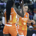 Jugadoras del Valencia Basket celebrando en la Copa de la Reina 2026
