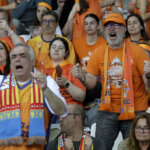 Aficionados del Valencia Basket celebrando la victoria en la Copa de la Reina 2026.